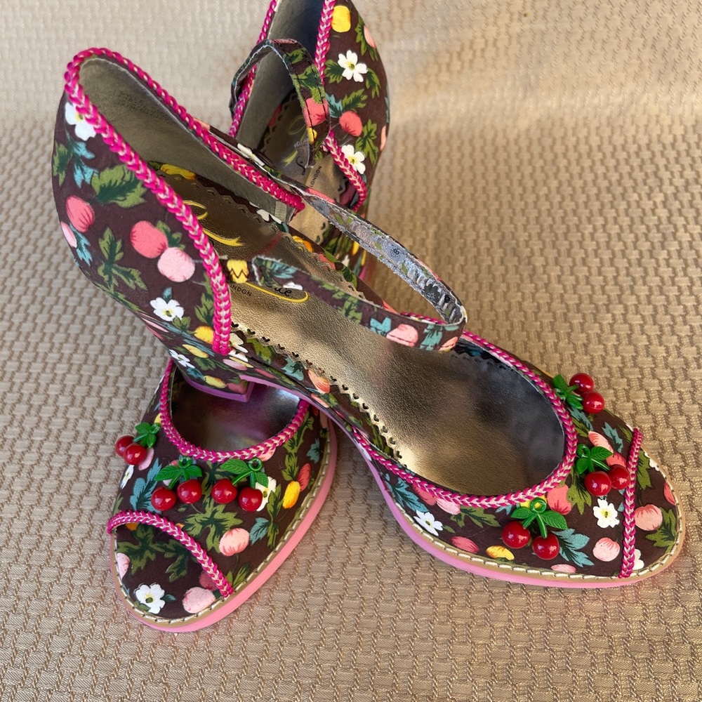 Poetic License Shirley Temple Wedges Size 39 NWOT